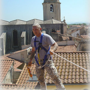 roofer working in harness